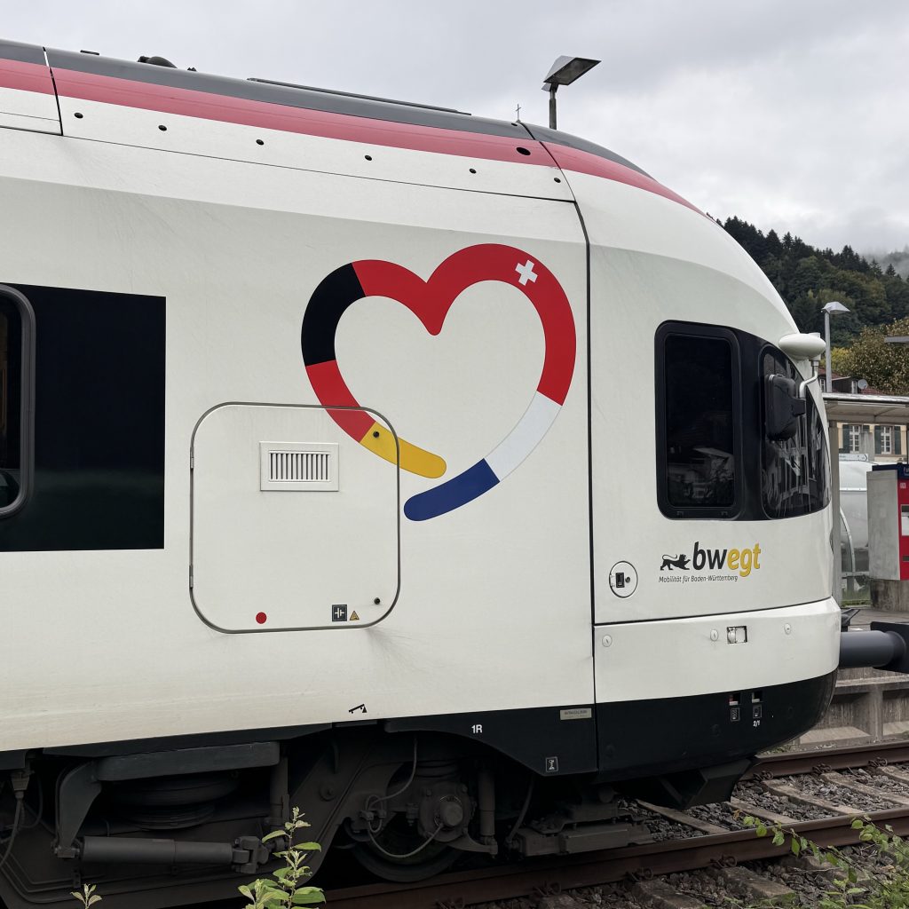 Die S-Bahn S6 der SBB GmbH Deutschland am Bahnhof Zell im Wiesental 