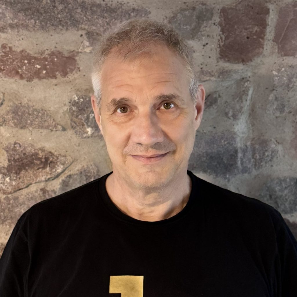 Felix Horner
Geophysiker, Qualitätsmanager
Wo unser Können endet, beginnt seines. Er „spricht“ mit der KI, um ihr unsere Vorstellungen verständlich zu machen. So gelingt die Zusammenarbeit aller optimal.