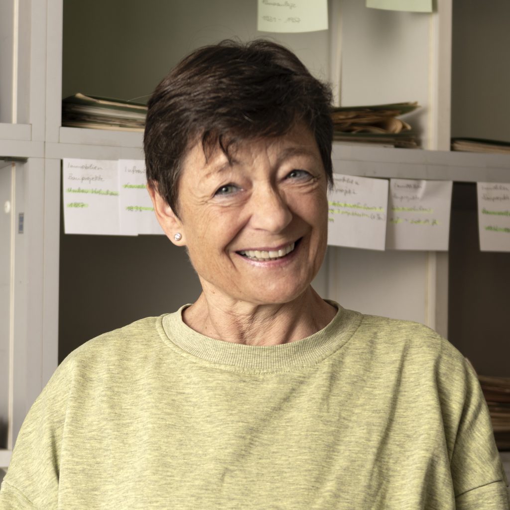 Bettina Janietz
Archäologin, Lehrerin
„Materialschlachten“ schrecken sie nicht. Mit wissenschaftlicher Expertise und viel Herzblut sorgt sie für eine verlässliche Dokumentation. Die Grundlage für gutes Storytelling.