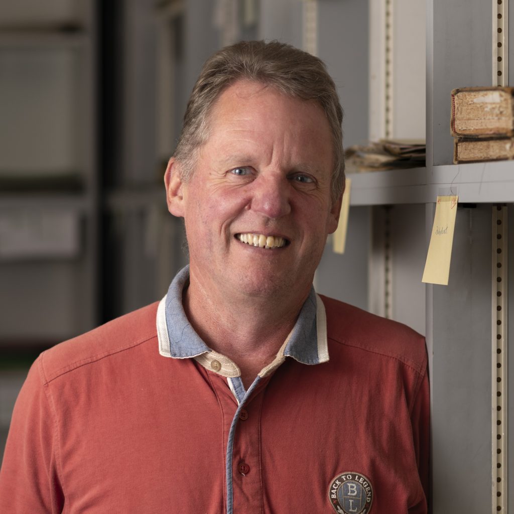 Markus Becker
Polizist a.D., Fotograf
Das „Auge des Gesetzes“ amtet heute als „Auge des Archivs“. Seine hohen Ansprüche verbindet er mit Experimentierfreude, um die Originale in angemessenen Digitalisaten zu verewigen.